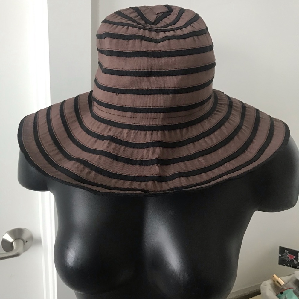 Light summer hat brown with black stripes